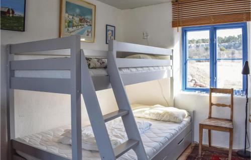 Palanda nebo palandy na pokoji v ubytování Gorgeous Home In Visby With Kitchenette