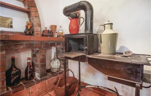 an old stove in a room with bottles and jars at Schönes Ferienhaus Reinersdorf in Woppendorf