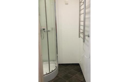 ein Bad mit einer Dusche und einer Glastür in der Unterkunft Beautiful Home In Eringsboda With 5 Bedrooms And Wifi in Pålsmåla