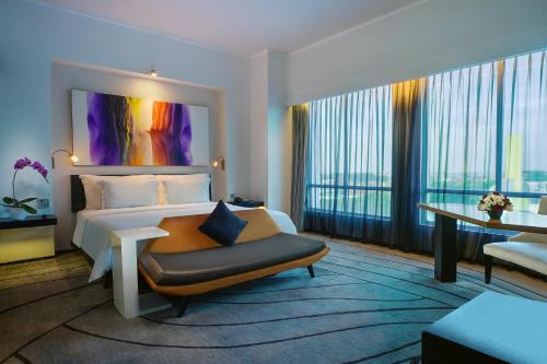 Katil atau katil-katil dalam bilik di ARTOTEL TS Suites Surabaya