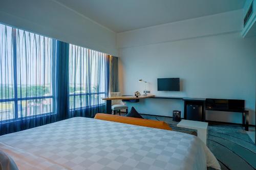 Katil atau katil-katil dalam bilik di ARTOTEL TS Suites Surabaya