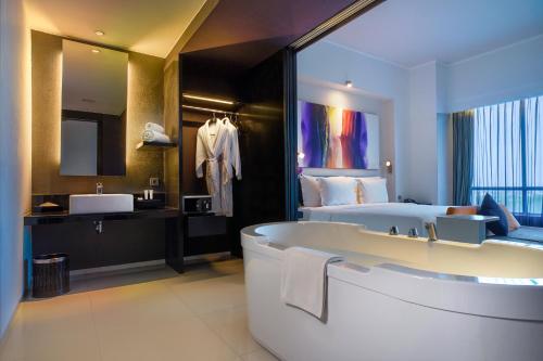 Koupelna v ubytování ARTOTEL TS Suites Surabaya
