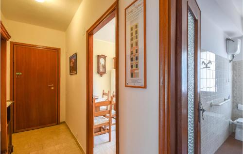 pasillo con baño con ducha y puerta en 1 Bedroom Stunning Apartment In Recco, en Recco