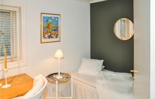 Postel nebo postele na pokoji v ubytování 3 Bedroom Amazing Home In Strngns