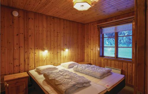 Säng eller sängar i ett rum på Stunning Home In Sysslebck With Wifi