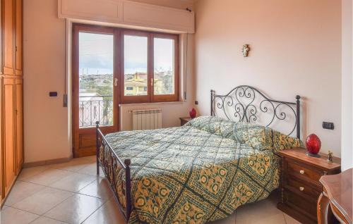 um quarto com uma cama e uma janela em Lovely Apartment In Campo Calabro With House Sea View em Campo Calabro