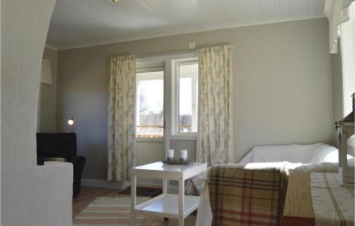 Postel nebo postele na pokoji v ubytování Pet Friendly Home In Kopparberg With Lake View