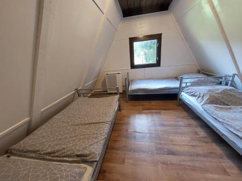 Una cama o camas en una habitación de Mátrai Vándor Apartmanok