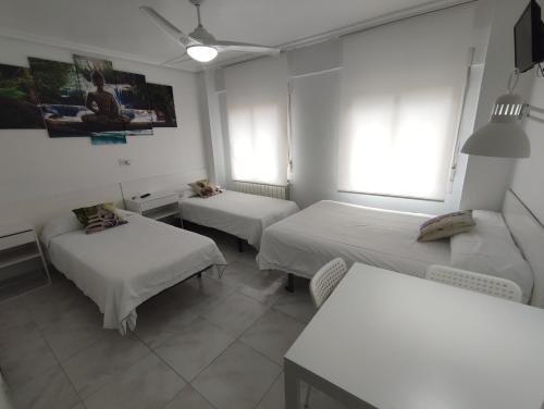 Postel nebo postele na pokoji v ubytování Hostal Lucy