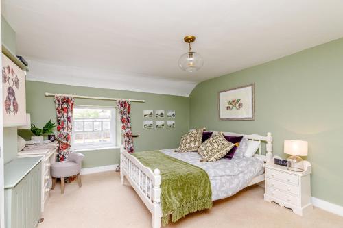 Ένα ή περισσότερα κρεβάτια σε δωμάτιο στο 3 Canalside Cottages