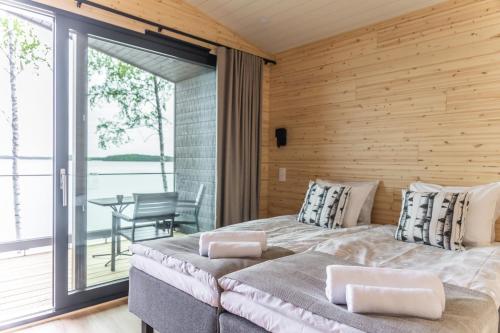 Un pat sau paturi într-o cameră la Radalla Resort