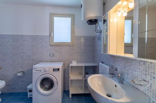 A bathroom at Casa vacanza i due ulivi