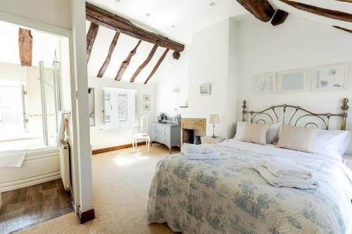 a bedroom with a large bed and a desk at FRANCE FOLD COTTAGE - Cosy 1 Bed Cottage Close to Holmfirth & the Peak District, Yorkshire in Honley