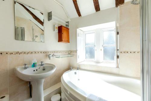 Ett badrum på FRANCE FOLD COTTAGE - Cosy 1 Bed Cottage Close to Holmfirth & the Peak District, Yorkshire