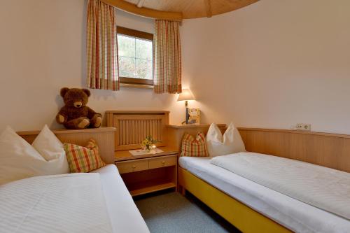 Una cama o camas en una habitación de Natur Resort RISSBACHER