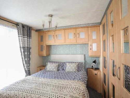 Postel nebo postele na pokoji v ubytování Trewan Lodge