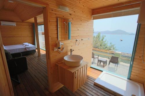 Koupelna v ubytování Sea View Bungalow w Pier and Terrace in Bozburun