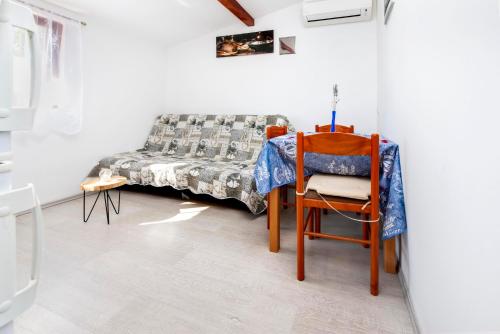 sypialnia ze stołem, krzesłem i łóżkiem w obiekcie Studio Nena w Rovinj