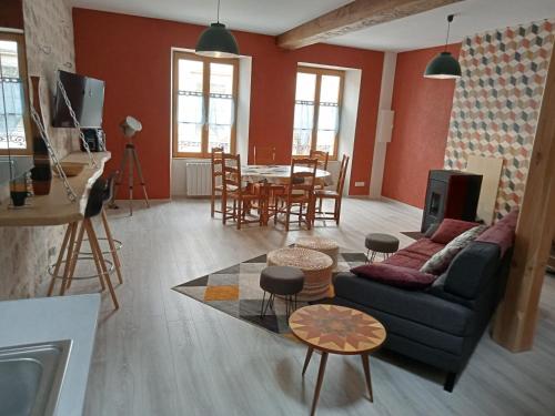 sala de estar con sofá y mesa en Loft Joinvillois en Joinville