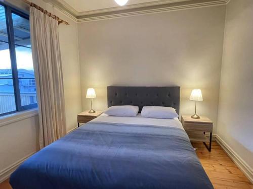een slaapkamer met een groot bed met 2 lampen bij Marengo Holiday House in Marengo