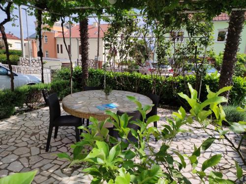 VLADIMIR M Apartment with terrace and parking near center