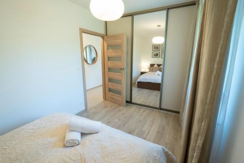 Posteľ alebo postele v izbe v ubytovaní Holiday Family - W Dolinie Szczęścia apartamentowiec Bawaria
