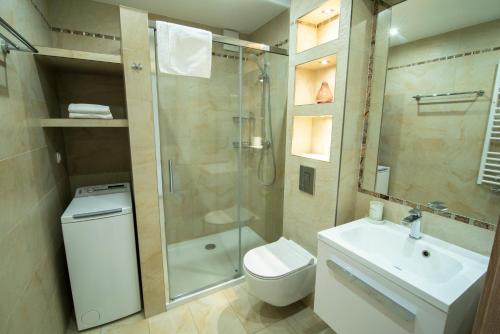 Kúpeľňa v ubytovaní Holiday Family - W Dolinie Szczęścia apartamentowiec Bawaria