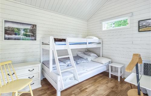 מיטה או מיטות קומותיים בחדר ב-2 Bedroom Beautiful Home In Kllby