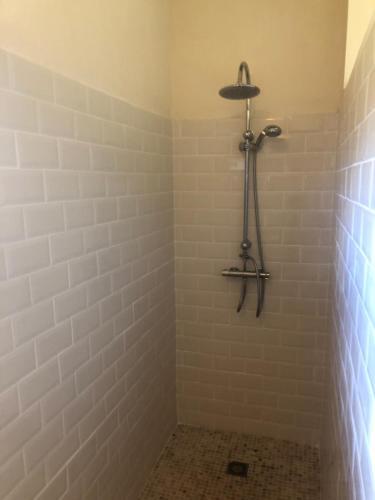 bagno con doccia e piastrelle bianche di Walnut Lodge Espas 2 bedroom, Barn Conversion a Espas