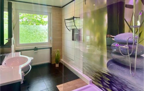 Et badeværelse på Cozy Apartment In Marienmnster With Kitchen