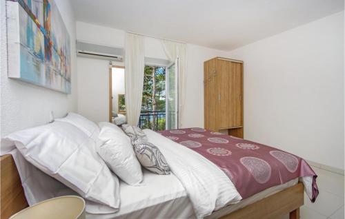 Postel nebo postele na pokoji v ubytování Gorgeous Home In Brela With House Sea View