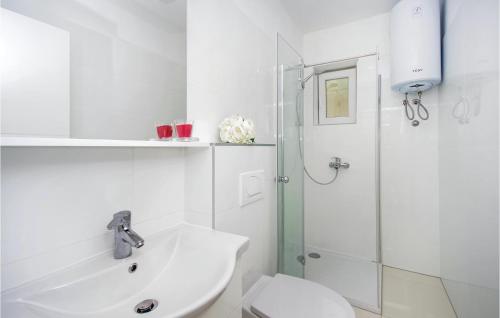 Koupelna v ubytování Gorgeous Home In Brela With House Sea View