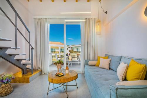 Ruang duduk di Mirablue Luxury Residences