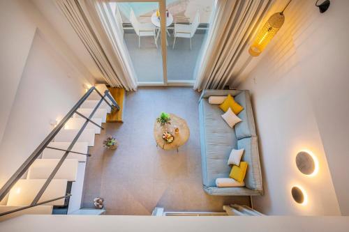 Ruang duduk di Mirablue Luxury Residences