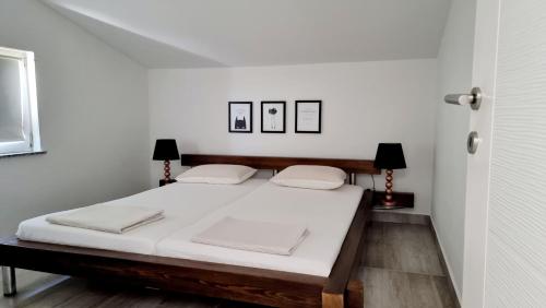 A bed or beds in a room at Aleya FERIENHAUS mit Pool