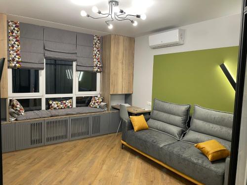 sala de estar con sofá y 2 ventanas en Kiev Centre KPI Apartments, en Kiev