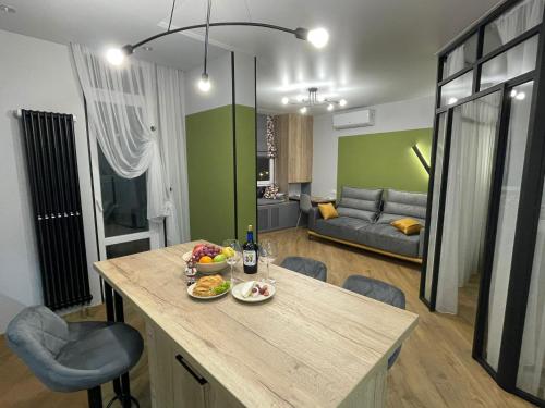 cocina y sala de estar con mesa y sillas en Kiev Centre KPI Apartments, en Kiev