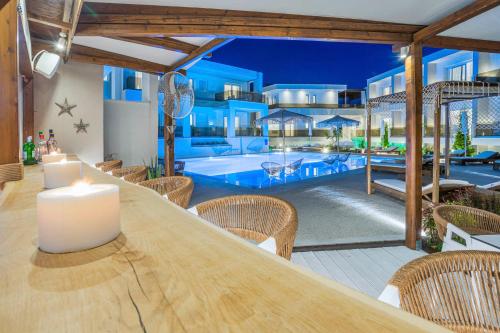 Bazén v ubytovaní Mirablue Luxury Residences alebo v jeho blízkosti