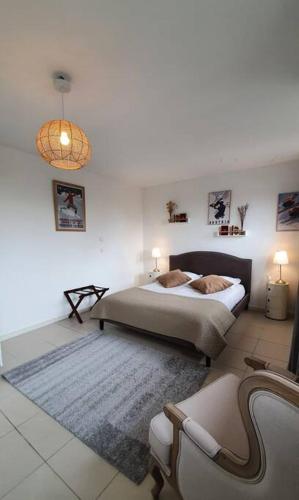 une chambre avec un grand lit et une lampe dans l'établissement Chalet entier 110m2 avec vue et sauna à 10 min des pistes, à Sainte-Foy-Tarentaise