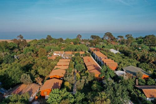 - une vue aérienne sur un village planté d'arbres et de maisons dans l'établissement Serenity Bungalows, à Çıralı