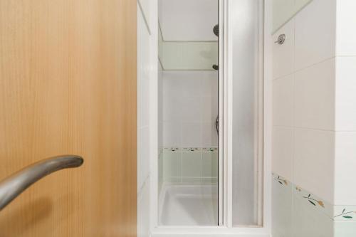 uma casa de banho com um chuveiro e uma banheira em Pilsner Apartments em Plzeň