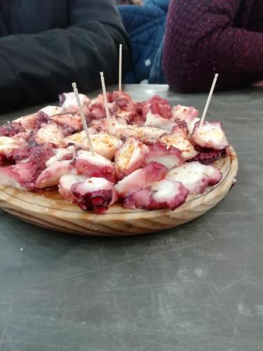 un plato de comida en una mesa con palos en ella en LIA, en Muxía