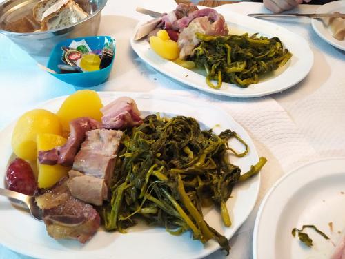dos platos de comida con carne y verduras en una mesa en LIA, en Muxía