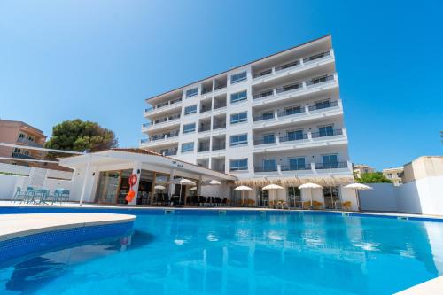 hotel z basenem przed budynkiem w obiekcie Apartaments La Perla Negra w Cala Ratjada