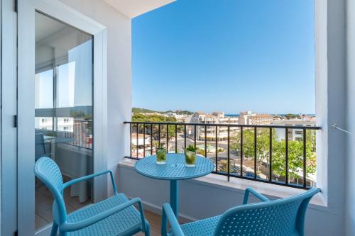 a balcony with a table and chairs and a view of the ocean at Apartaments La Perla Negra in Cala Ratjada