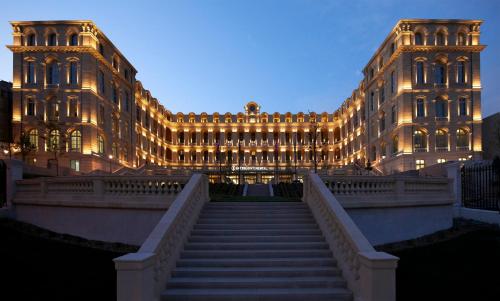 Un grand bâtiment avec des escaliers se trouve juste devant. dans l'établissement InterContinental Marseille - Hotel Dieu, an IHG Hotel, à Marseille