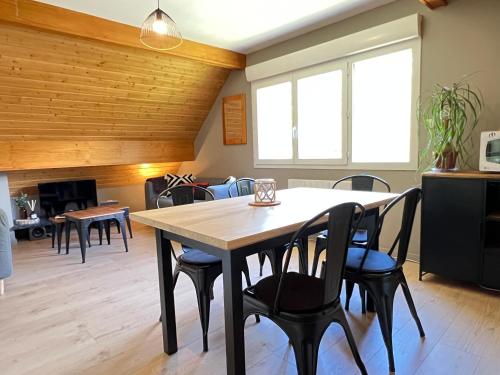 une salle à manger avec une table et des chaises dans l'établissement Sur les hauteurs de Cauterets, 2 chambres 5 pers, à Cauterets