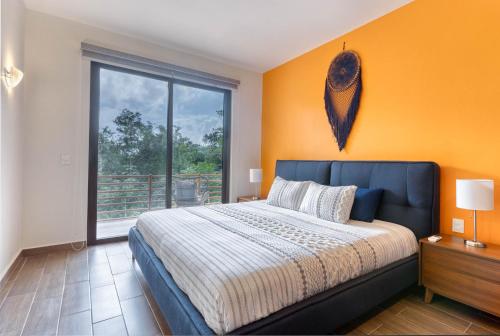 Cama o camas de una habitación en Brand New 3BR 3BA House with Private Pool by Simply Comfort
