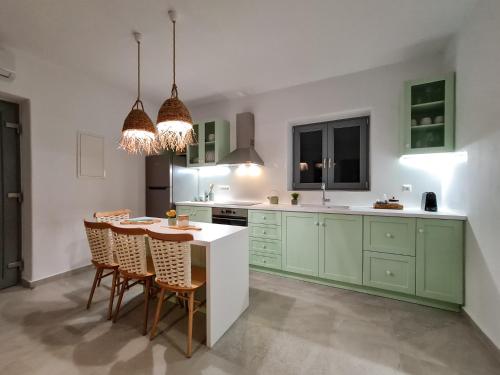 Η κουζίνα ή μικρή κουζίνα στο Isalos Villas with private pool, sleeps 4
