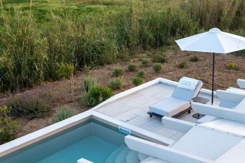 Πισίνα στο ή κοντά στο Isalos Villas with private pool, sleeps 4